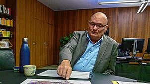 Bürgermeister Michael Rieger vor den Skizzen zum Rathausumbau. Die Sanierung des Rathauses wird eines der baulichen Großprojekte in 2025 ...