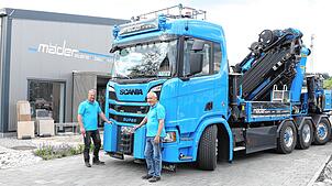 Thomas Mäder und sein Vater Paul mit ihrem Flaggschiff, dem 32 Tonnen Kran inklusive seinem 42 Meter langen Ausleger. Fotos: Roger Müller
