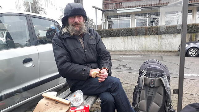 Werner Husemann am Nachmittag des Zweiten Weihnachtsfeiertages an der Bushaltestelle Hafen in Wallhausen.