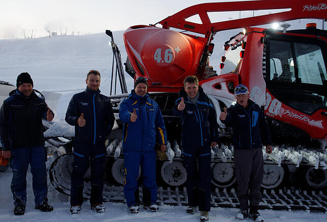 Die Pistenprofis auf dem Feldberg vor dem am Mittwoch eingeweihten Pistenbully: Thomas Seurenthaler, Pistenchef Klaus Schelshorn, ...