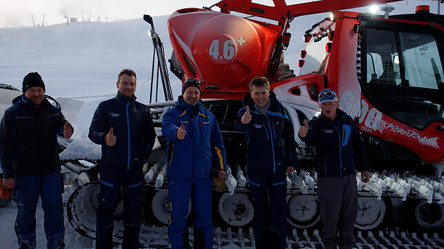 Die Pistenprofis auf dem Feldberg vor dem am Mittwoch eingeweihten Pistenbully: Thomas Seurenthaler, Pistenchef Klaus Schelshorn, ...