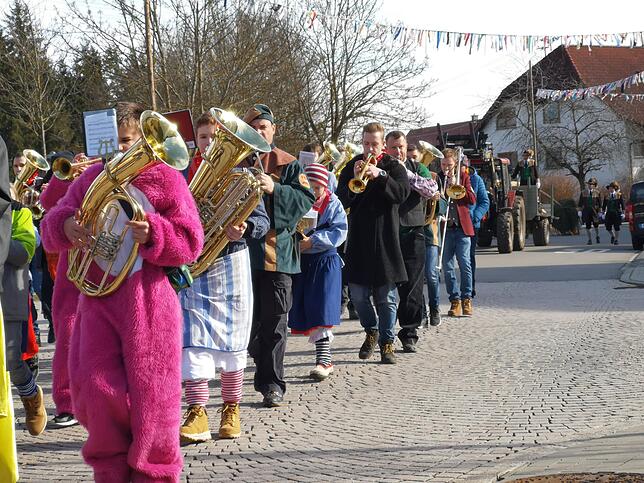 Unter großem Getöse und immer wieder unterbrochen durch Stärkungspausen bei spendierwilligen Mitbewohnern haben die Pfohrener ihren ...