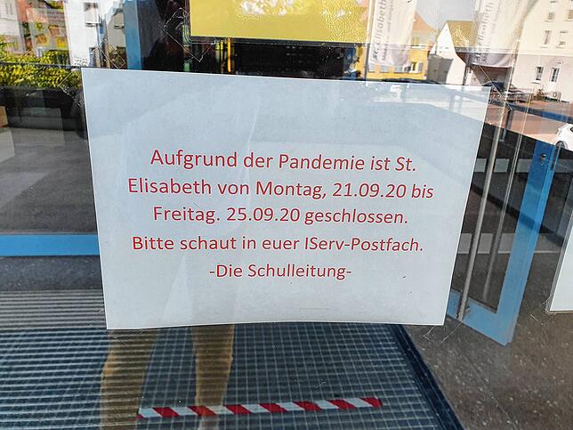 Dieses Schild war vergangenen Montag an der Türe der Realschule zu sehen. „Aufgrund der Pandemie ist St. Elisabeth von Montag, ...