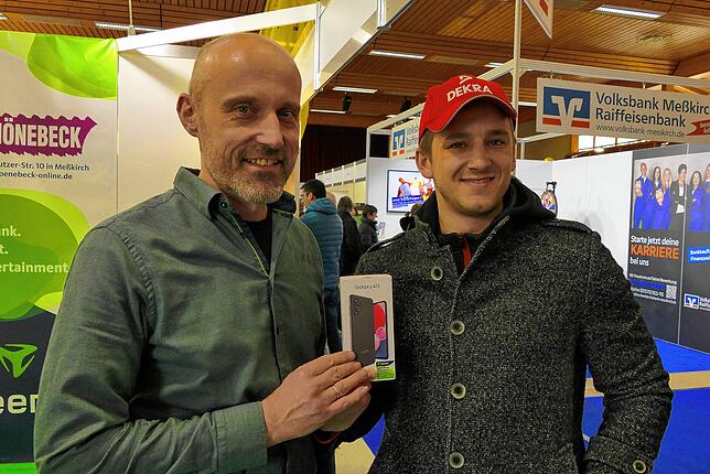 Michael Karl(l.) von der Buchhandlung Schönebeck überreichte dem glücklichen Gewinner Christian Rebholz aus Meßkirch ein Smartphone.