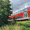 Die Schwarzwaldbahn fährt an der Sebastian-Kneipp-Straße in VS-Villingen mit nur wenigen Metern Abstand an den Wohnhäusern vorbei.Seit ...