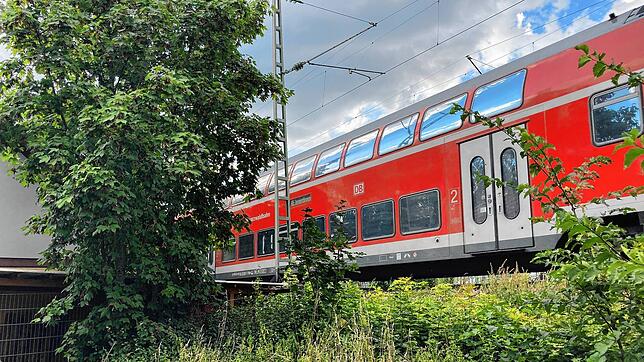 Die Schwarzwaldbahn fährt an der Sebastian-Kneipp-Straße in VS-Villingen mit nur wenigen Metern Abstand an den Wohnhäusern vorbei.Seit ...