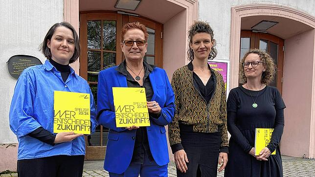 (Archivbild) Wer entscheidet Zukunft? Für Intendantin Karin Becker (zweite von links) würde eine Etatbedingte Schließung der ...