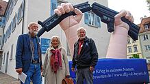Jürgen Dornis (links) und Frieder Fahrbach (rechts) haben als Vorstandsmitglieder des Vereins Friedensregion Bodensee die Überlinger ...