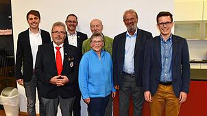 Der DRK-Vorsitzende Benjamin Mors (rechts) hat mit Timo Petersen vom Kreisverband (links) und dem neuen DRK-Vize Stefan Keil (dritter ...