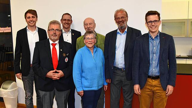 Der DRK-Vorsitzende Benjamin Mors (rechts) hat mit Timo Petersen vom Kreisverband (links) und dem neuen DRK-Vize Stefan Keil (dritter ...