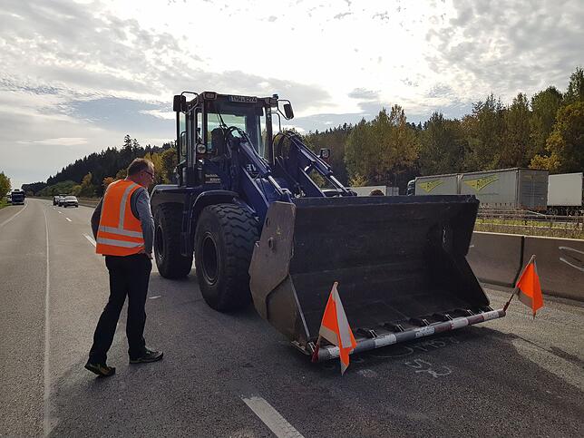 Bild 28: Bilder vom Abtransport des Felsbrockens auf der A81 nach dem Unfall nahe Trossingen
