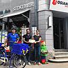 Freuen sich über die Kooperation: Zusteller Aris Bitios, Jens Kluzik von der SÜDKURIER-City Logistik und Osiander-Filialleiterin Verena ...