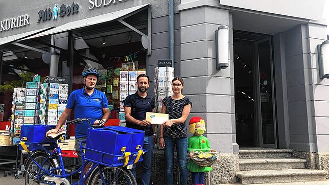 Freuen sich über die Kooperation: Zusteller Aris Bitios, Jens Kluzik von der SÜDKURIER-City Logistik und Osiander-Filialleiterin Verena ...