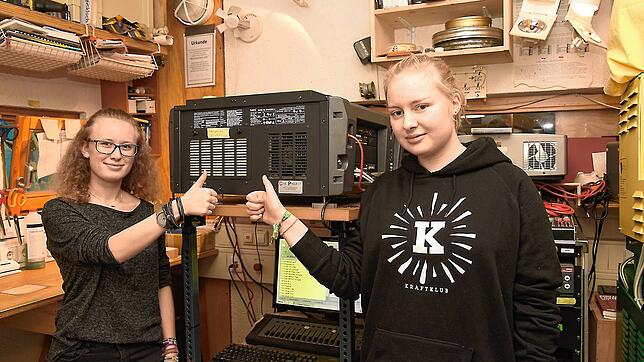 Rebecca Hehn (links) und Elisabeth Saurer sind verantwortlich für das Jugendprogramm des Guckloch-Kinos. Die Schülerinnen führen die ...