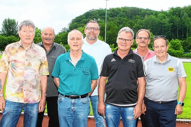 Bezirksehrung für 30 bis 60 Jahre: (Von links) Hans Gerd Eckert (SV Weil/35 Jahre/2020), Friedhelm Fante (SV Liel-Niedereggenen/50 ...
