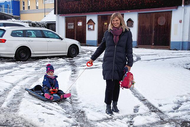 Mit dem Elterntaxi vom Kindergarten nach Hause – das geht heute in Furtwangen auch mit dem Schlitten.