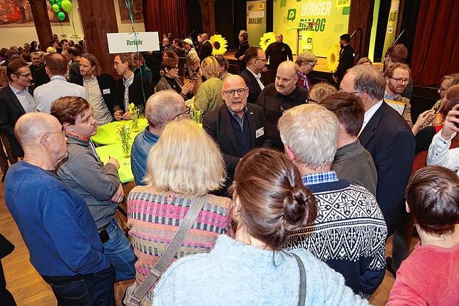 Beim Bürgerdialog der Grünen-Fraktion im Landtag von Baden-Württemberg im Konstanzer Konzil: Landes-Verkehrsminister Winfried Hermann ...