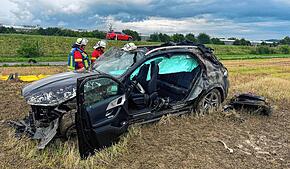 Bei einem schweren Unfall auf der Bundesstraße 33 auf Höhe von Beuren hat sich ein Wagen mehrfach überschlagen.