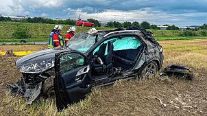Bei einem schweren Unfall auf der Bundesstraße 33 auf Höhe von Beuren hat sich ein Wagen mehrfach überschlagen.