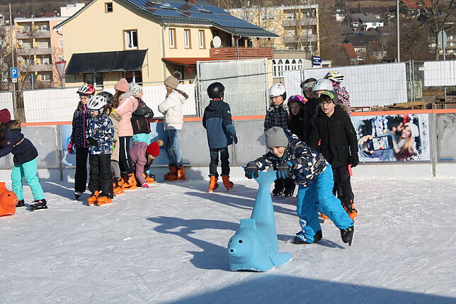 Bild 12: Werkrealschüler genießen die Blumberger Eisbahn