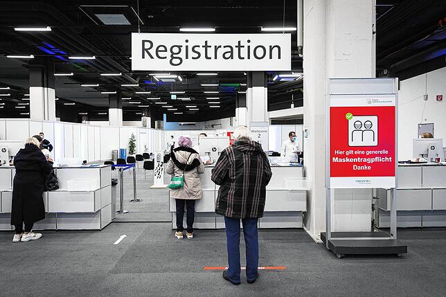 Impfzentrum Basel: Personen lassen sich in einem Impfzentrum in Basel registrieren. Seit dem 28. Dezember wird hier gegen das ...