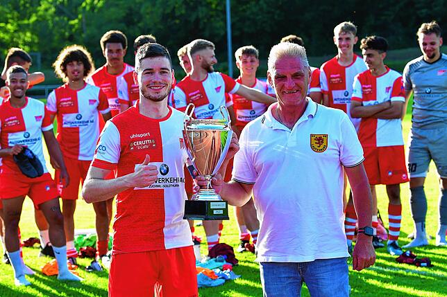 Neuer Wanderpokal: Kapitän Hannes Hunziker vom FC Solothurn freut sich nach dem 4:0-Finalsieg über Gastgeber SV 08 Laufenburg über den ...