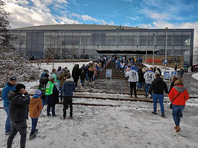 Vor dem Anpfiff des baden-württembergischen Derbys zwischen den Wild Wings und den Bietigheim Steelers standen die Fans im November 2021 ...