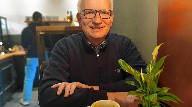 Jürgen Resch, Bundesgeschäftsführer der Deutschen Umwelthilfe in einem Café in Überlingen.