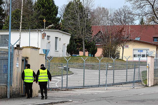 Noch 2018 wird das Konversionsgebiet zur Unterbringung von Flüchtlingen genutzt. Ein Sicherheitsdienst kontrolliert den Eingang.