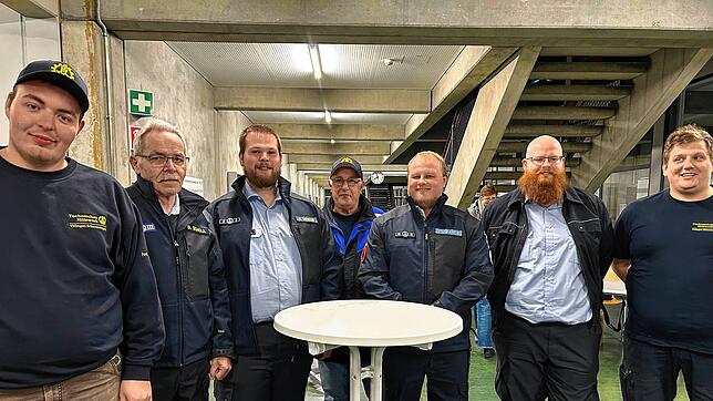 Paul Müller (links) ist das jüngste Mitglied im Team des Technischen Hilfswerks Villingen-Schwenningen und freut sich über die ...