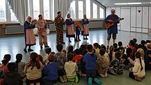 Sechs Mitglieder der Poppele besuchten die Waldeck-Schule in Singen und stellten die Traditionen ihrer Zunft vor.