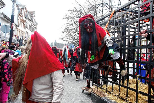 Bild 1: Sonne für die Narren: Großer Fasnet-Umzug begeistert in Singen!
