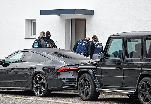 Einsatzkräfte der Kriminalpolizei haben am Dienstagmorgen mehrere Objekte in drei Bundesländern durchsucht.