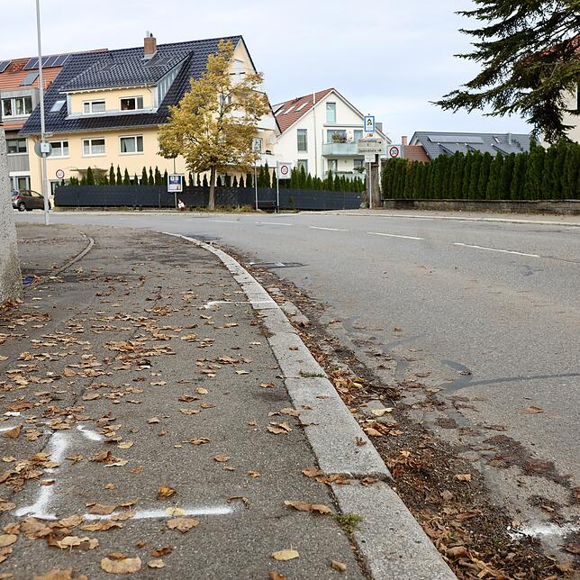 An dieser Stelle geriet der Junge unter das Auto. Die Eltern hegen jedoch keinen Groll gegen die Fahrerin. Hier geht der Blick Richtung ...