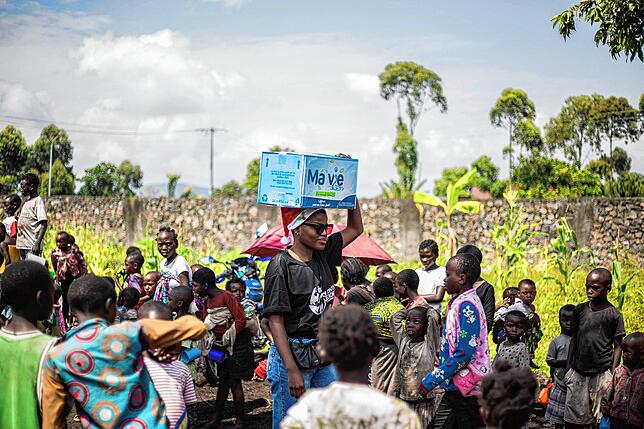 Im Buhimba-Flüchtlingscamp in der Demokratischen Republik Kongo werden zu Weihnachten Geschenke an die Kinder verteilt.