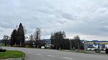 Die Kreuzung am Henkerberg in Owingen ist asymmetrisch. Ein Kreisverkehr soll für mehr Sicherheit sorgen.