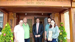 Generationenwechsel im Hotel Schwarzwaldgasthof Rößle in Todtmoos-Strick: Astrid und Thomas Maier (links) übergeben den Betrieb an ...