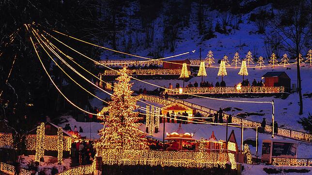 Triberg erstrahlt beim Triberger Weihnachtszauber in einem besonderen Lichterglanz.