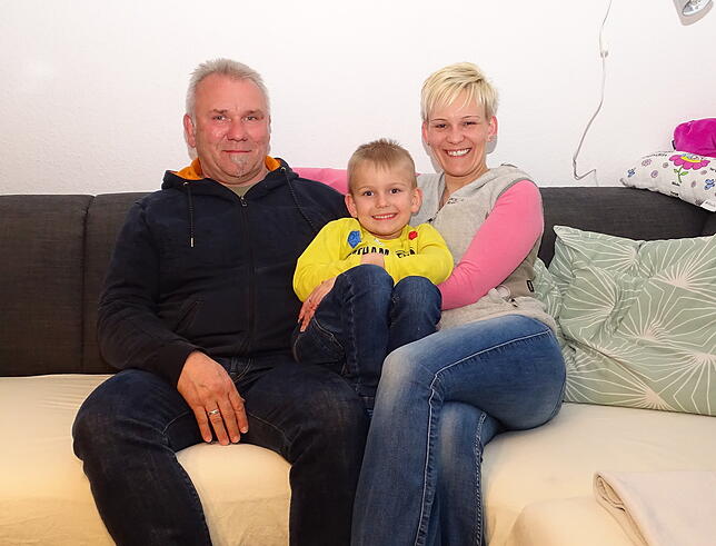 Jürgen und Mandy Schmieder leben mit Sohn Noah in Langgassen.