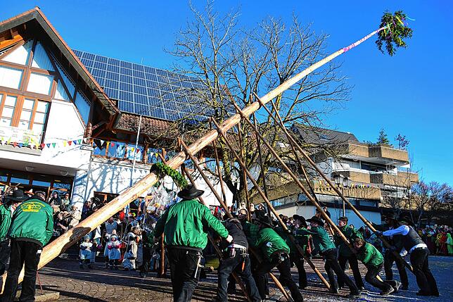 Bild 46: Bilder vom Narrenbaumsetzen mit vorangegangenem Umzug in Daisendorf
