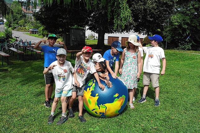 Spiel und Spaß den ganzen Tag! Bei den Ferienspielen auf der Weiherwiese genießen die Kinder in den Sommerferien ein buntes Programm und ...