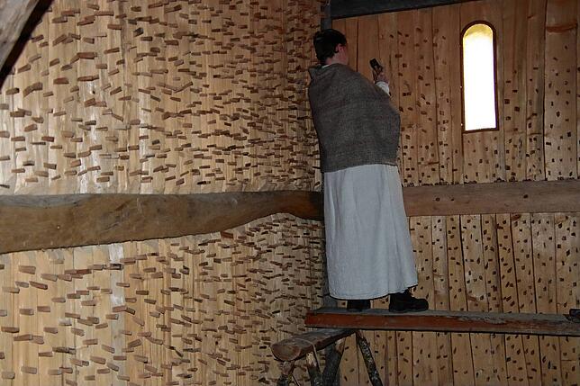 Im Kircheninneren werden hunderte Spiekernägel angebracht.