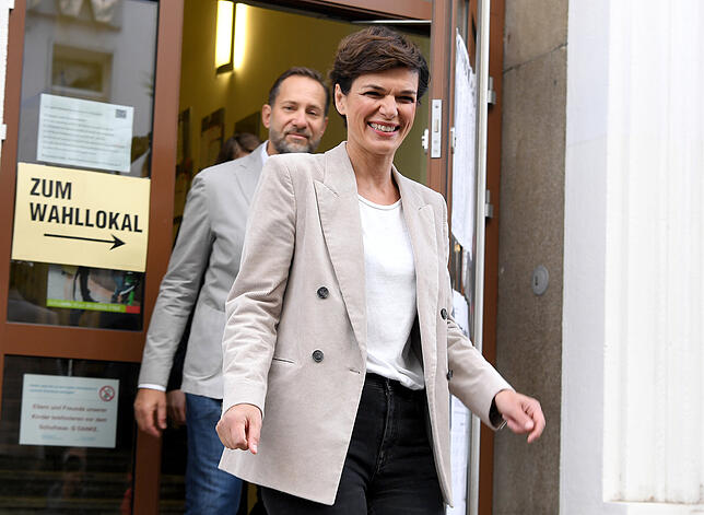 Pamela Rendi-Wagner, Parteivorsitzende und Spitzenkandidatin der SPÖ, verlässt zusammen mit ihrem mit Ehemann, Michael Rendi, nach der ...