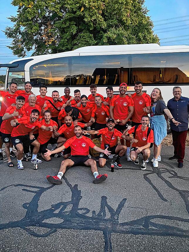 Feierlaune bei den Spielern des Türkischen SV Singen vor der Heimfahrt mit dem Reisebus. Mit 4:1 setzte sich der Landesligist beim ...