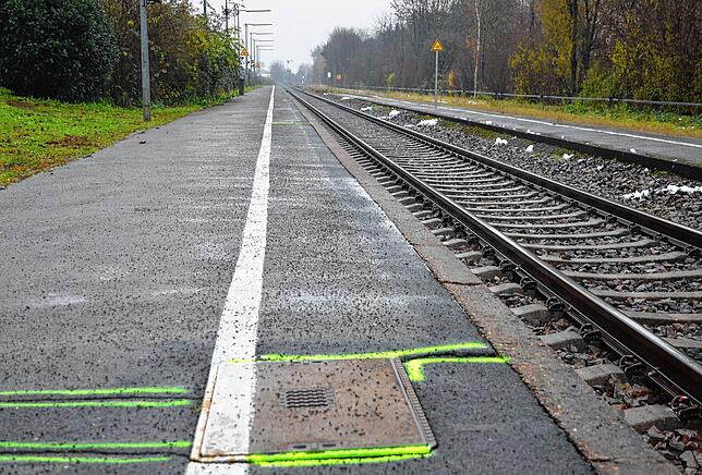 Der Einstiegsbereich des Bahnsteigs wird nach Osten verlegt und der Bahnsteig auf der anderen Seite wird ebenfalls umgebaut werden müssen.
