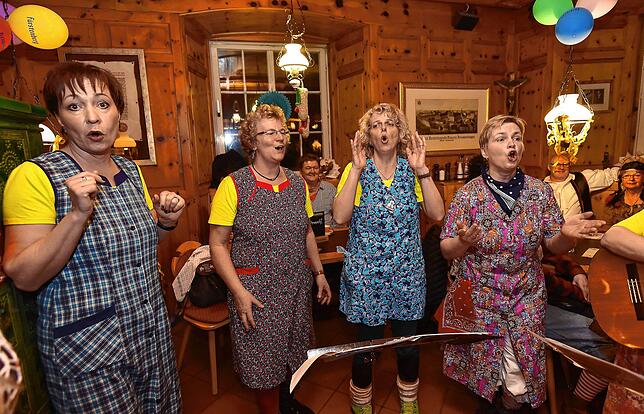 Gaudimusik-Obed 2019: Die Putzfrauen des Hubertshofener &bdquo;Hubertus-Chörle&ldquo; unterhalten die Gäste im Fürstenberg-Bräustüble ...