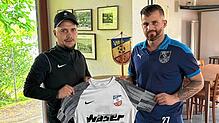 Neuer Trainer: Ab sofort leitet Emilian lancu (links) das Training des VfB Waldshut. Der sportliche Leiter, Vesel Alidemaj freut sich ...