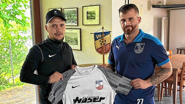 Neuer Trainer: Ab sofort leitet Emilian lancu (links) das Training des VfB Waldshut. Der sportliche Leiter, Vesel Alidemaj freut sich ...