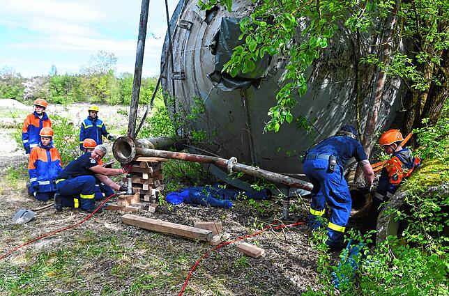 Die Übungspuppe hat ein eingeklemmtes Bein. Zur Befreiung muss das Silo hydraulisch angehoben werden.