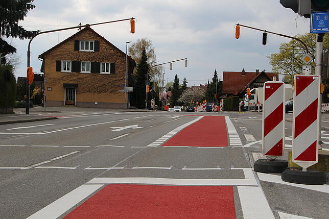 Die Ensisheimer Straße, vom Bildungszentrum kommend, führt stadtauswärts.